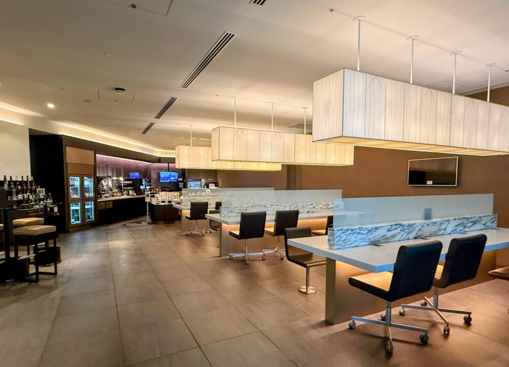 明るい照明とマーブル調のカウンターがある、羽田ANAスイートラウンジの空いているダイニングエリア。