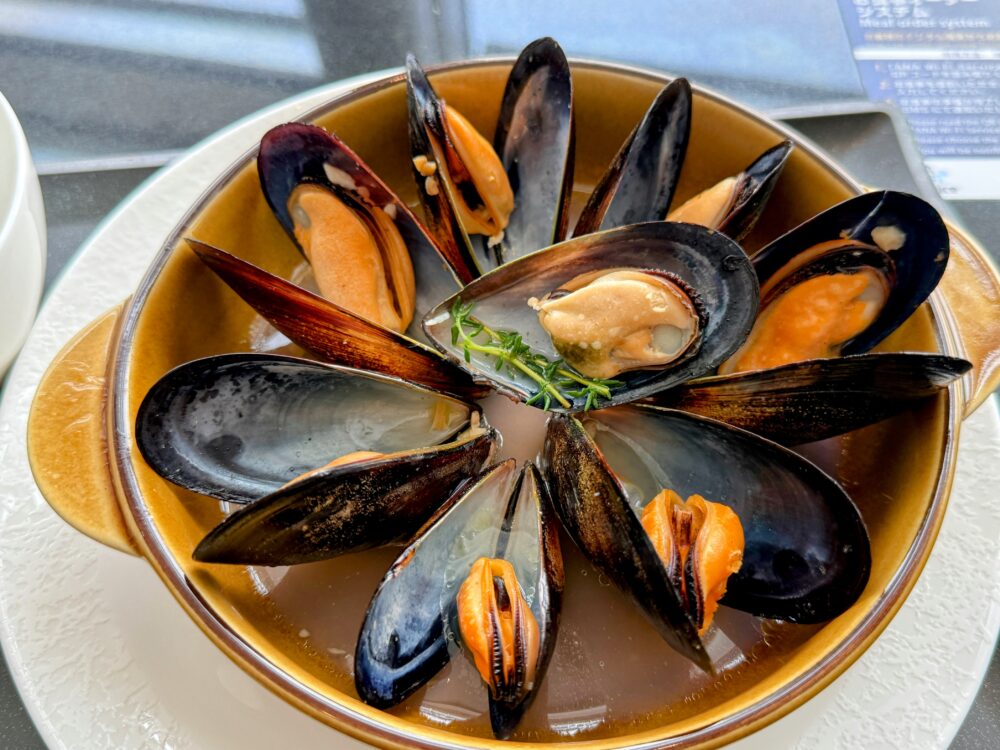 ANAスイートラウンジ「ムール貝白ワイン蒸し」ふっくらとした身が並ぶ