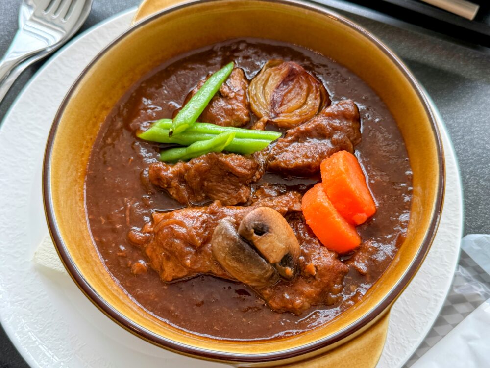 ANAスイートラウンジで提供される牛肉の黒ビール煮込み、彩り野菜添え
