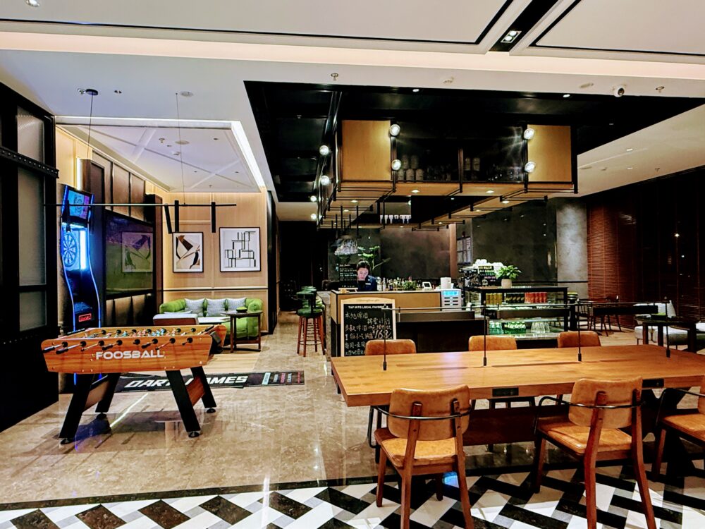 バー奥にはダーツマシンやテーブルサッカーが設置され、遊び心のある空間。