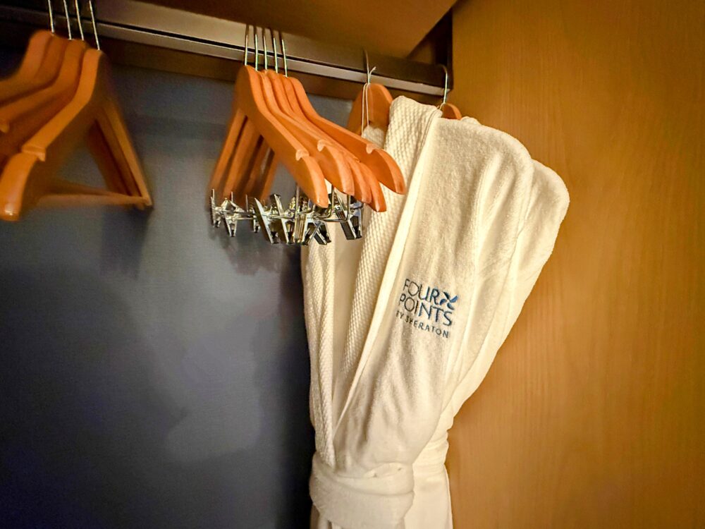 クローゼット内に掛けられたフォーポイント バイ シェラトンのロゴ入りバスローブ。ふわふわの肌触りで快適。