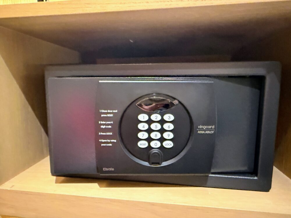 クローゼット内の電子金庫。暗証番号式で、貴重品管理に便利。