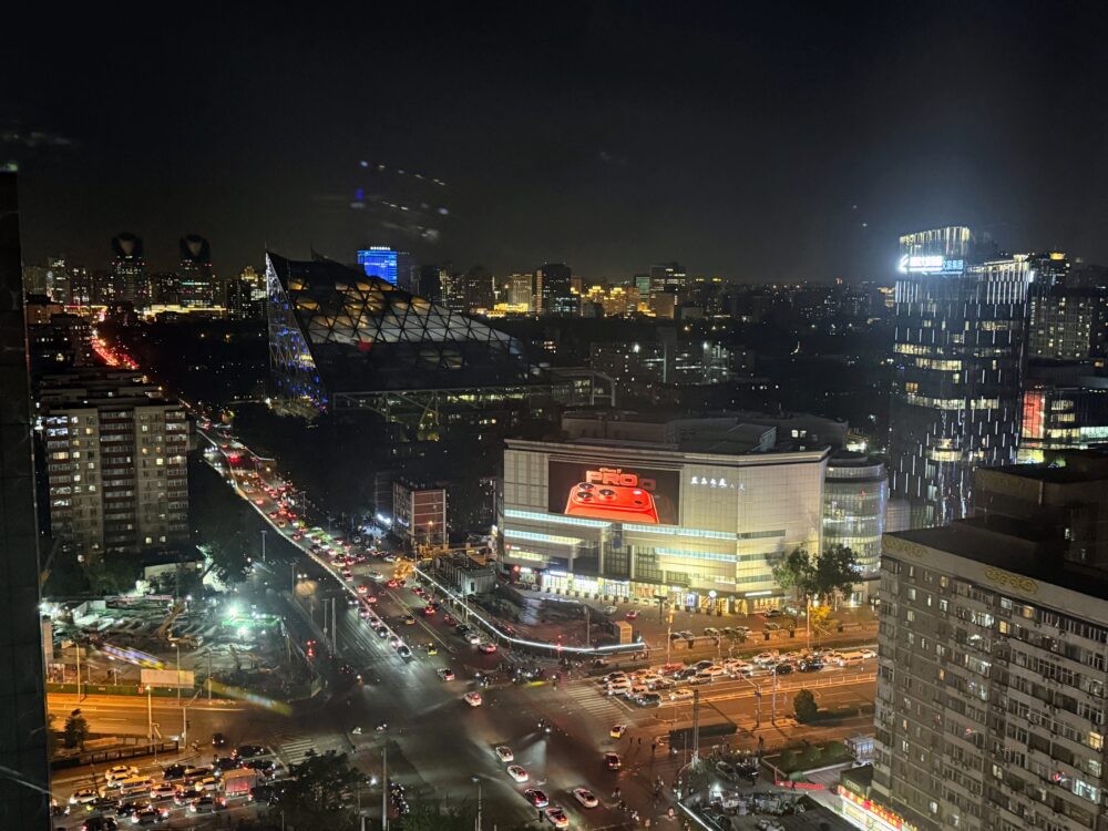 フォーポイント バイ シェラトン 北京三里屯ワーカーズスタジアムの客室から望む夜景。東大橋方面の高層ビル群がライトアップされ、美しい北京のシティービューが広がる。