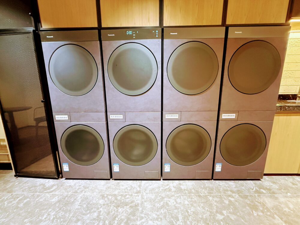 スタイリッシュなパナソニック製ランドリー。8台の洗濯乾燥機が並ぶ。