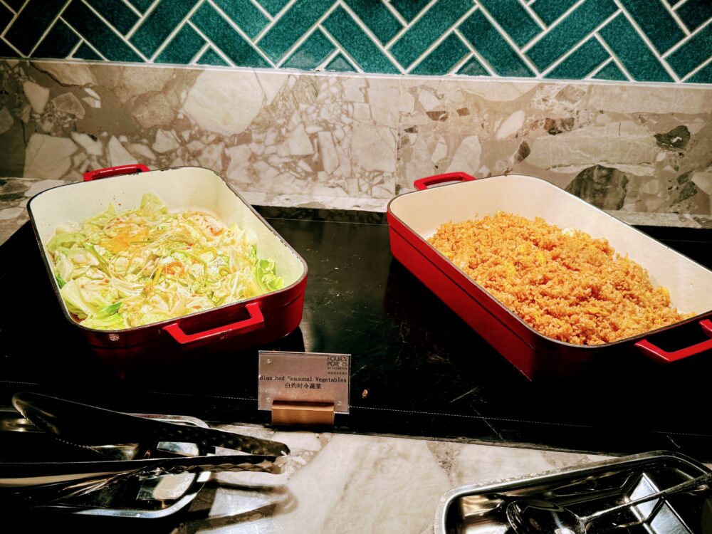 炒め野菜とチャーハンの温菜コーナー。朝でも食べやすい優しい味付け。