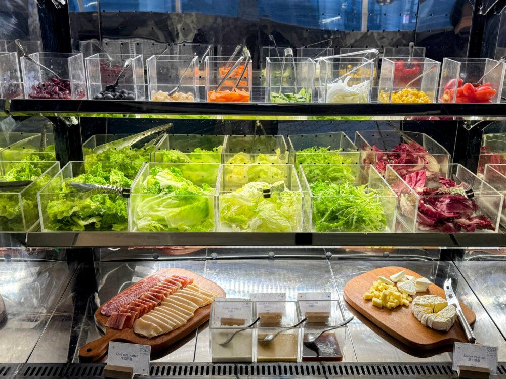 サラダバーとチーズ、ハムのコーナー。新鮮な野菜が種類豊富。