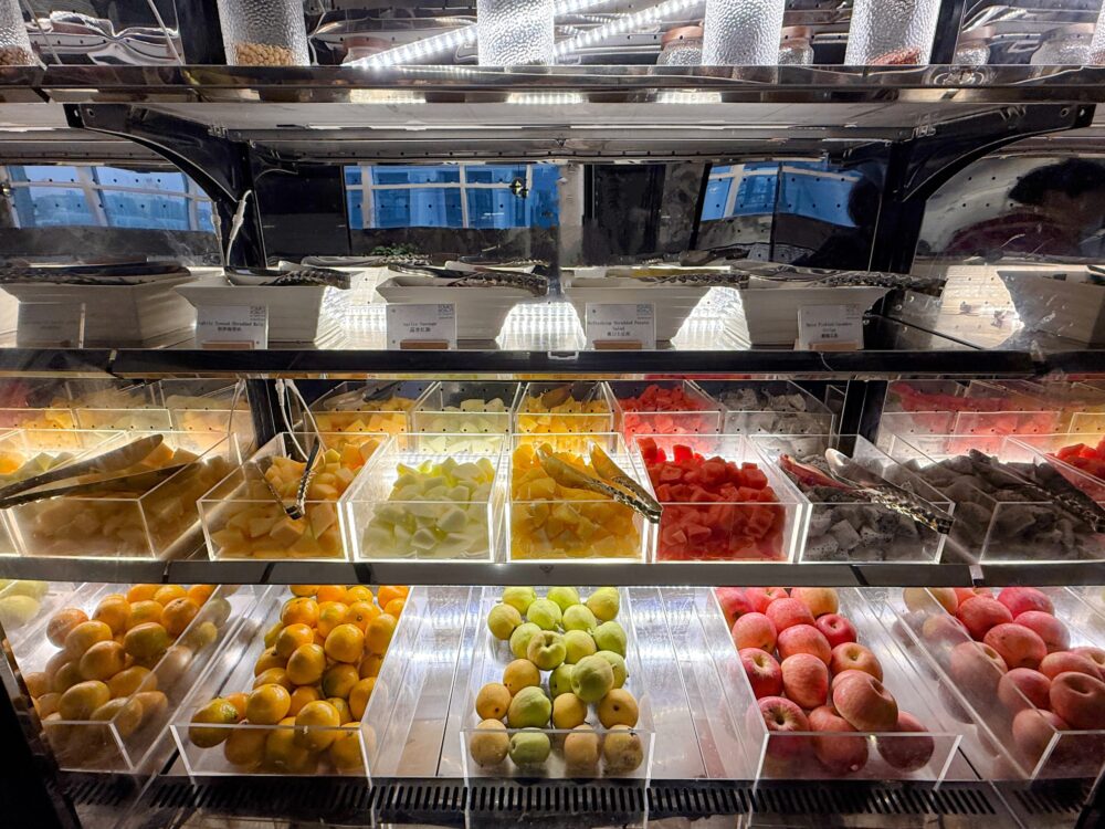 フルーツコーナーにはリンゴやメロン、スイカなどがずらり。
