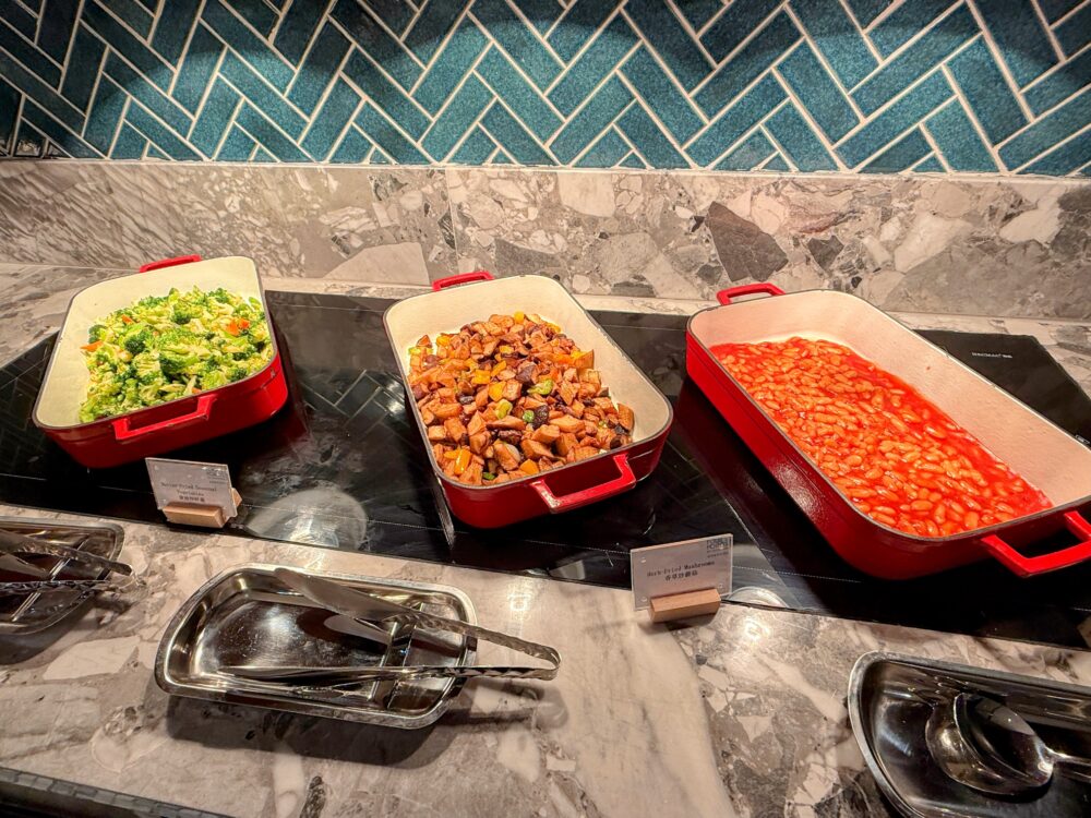 洋食定番のブロッコリーソテー、ベイクドビーンズなど。