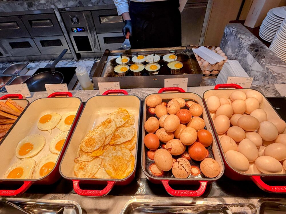 卵料理コーナー。ゆで卵、目玉焼き、紅茶卵など種類豊富。