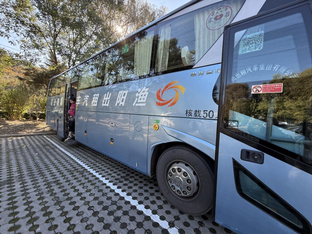 Klookの万里の長城ツアーの大型バス