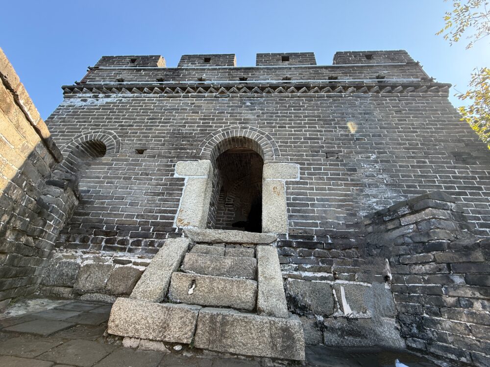 慕田峪長城の1号大角楼（見張り台）の外観。
石造りのしっかりとした建物が青空の下にそびえ立ち、登りきった達成感を感じられるスポット。