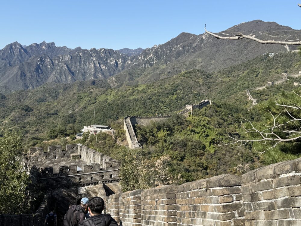 1号大角楼から見下ろした慕田峪長城の全景。
山の稜線に沿って続く長城と見張り台が連なり、遠くの山々まで見渡せる絶景ポイント。