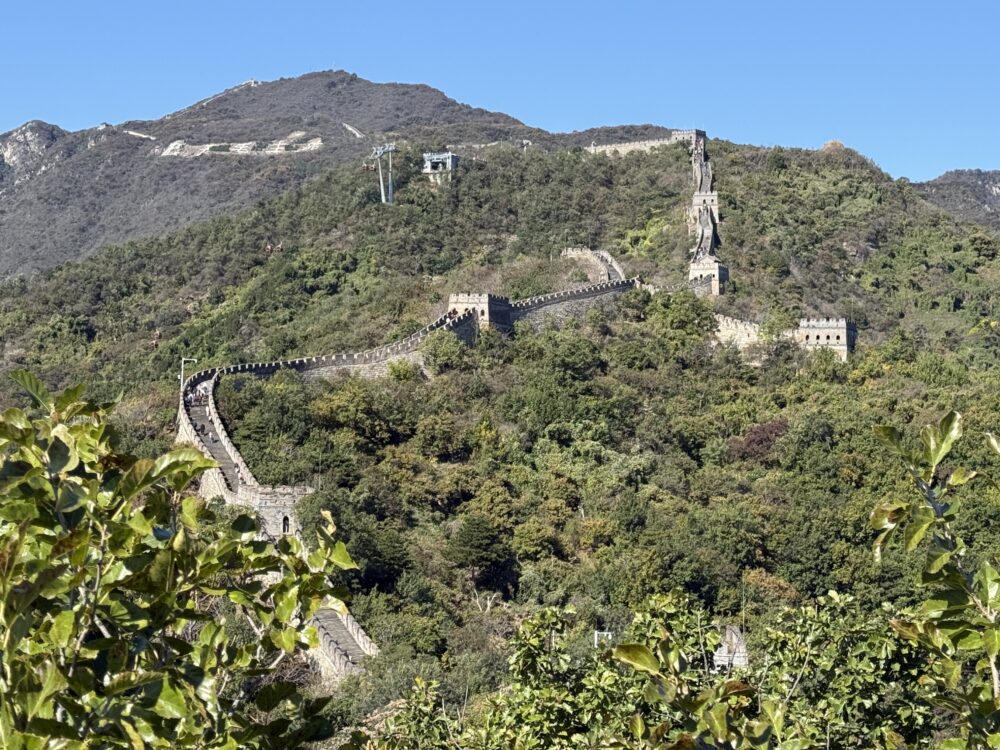 山の稜線に沿って石造りの城壁が美しく続く雄大な風景。
