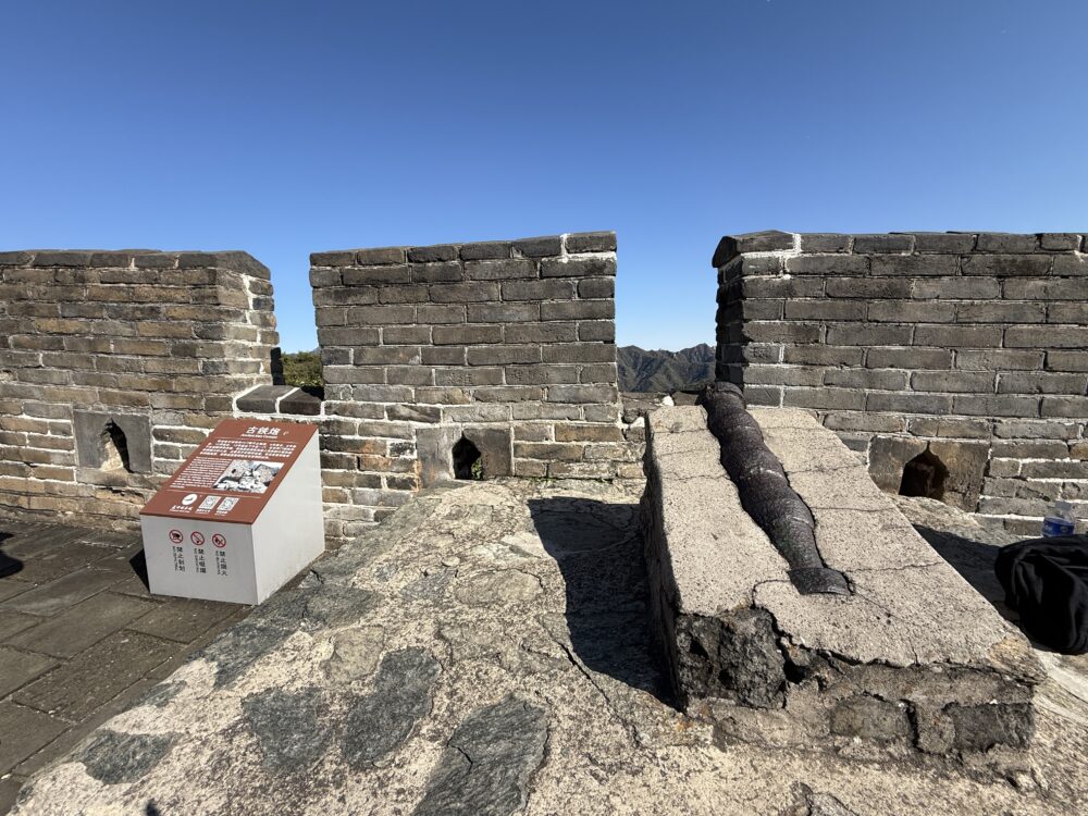 慕田峪長城の砲台跡。石造りの台座と解説パネルが設置されている。