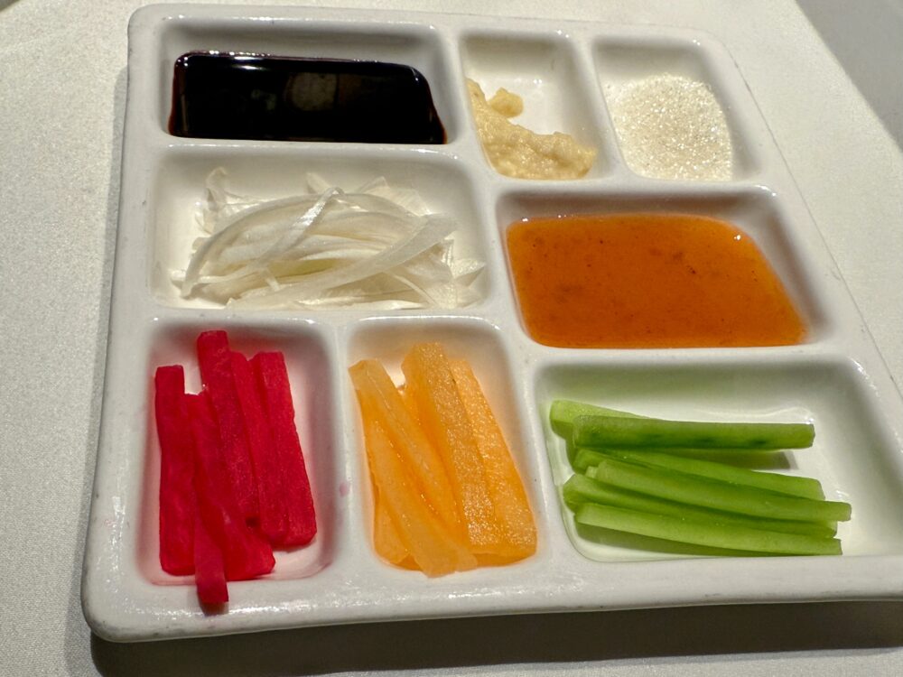 北京ダック用の甜麺醤、砂糖、ネギ、細切り野菜などの薬味盛り合わせ。