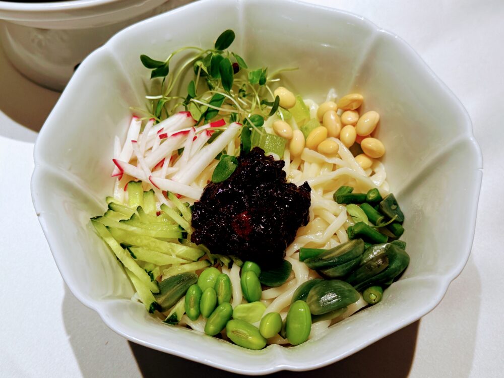 具を乗せた状態の炸醤麺（ジャージャー麺）