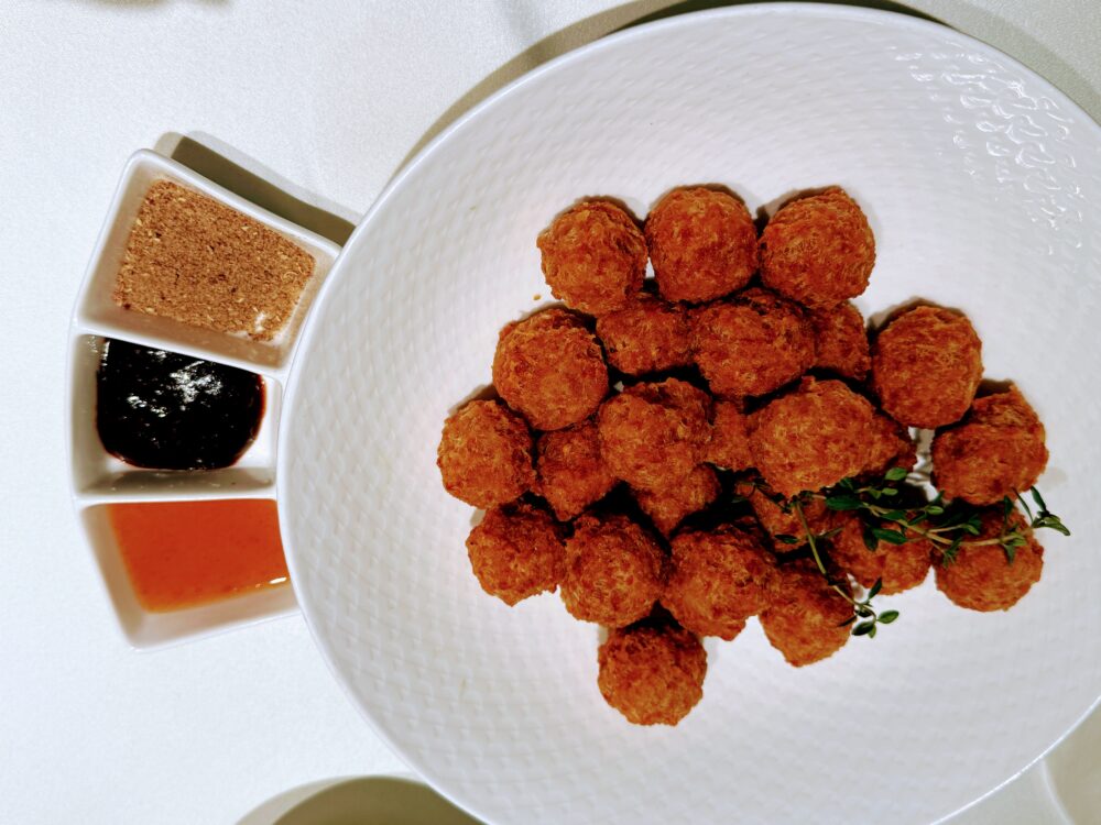 「炸丸子（ジャー ワンツ）」揚げ肉団子が写っている