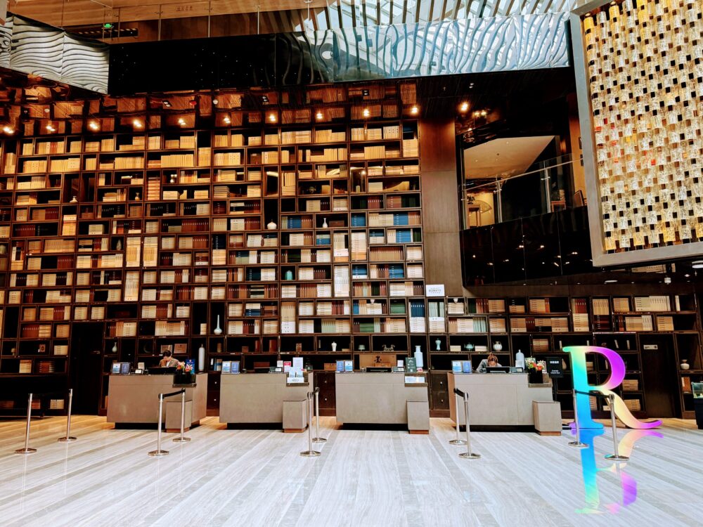 ルネッサンス北京王府井ホテルのロビー。天井まで届く本棚風のデザインウォール。