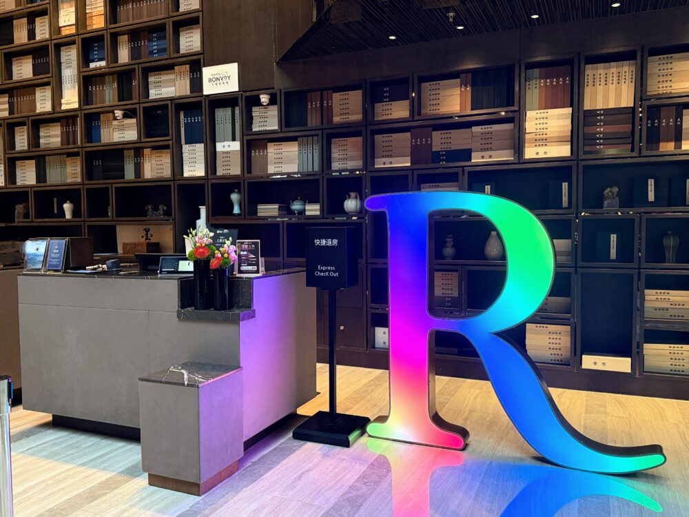 昼のルネッサンス北京王府井ホテルのフロント前にある「R」ロゴオブジェ。昼夜で雰囲気は大きく変わらず、Rの色が時間帯によって柔らかく変化していた。