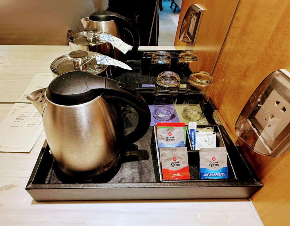 客室内のミニバー。電気ケトル、グラス、インスタントコーヒー、紅茶などが並ぶ。