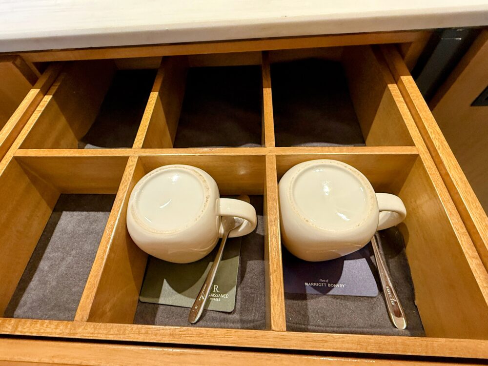 引き出しに収納されたマグカップとスプーン。清潔感があり、紅茶やコーヒーを楽しめる。