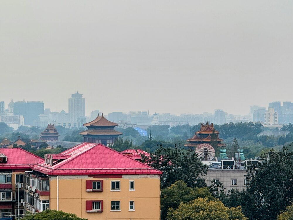 客室から望む景色。遠くに紫禁城の屋根が見えるシティビュー。