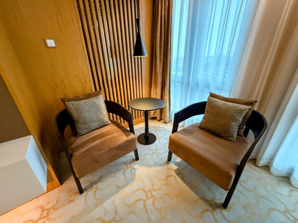 客室内のソファスペース。大きな窓から光が差し込む明るい空間で、リラックスするのに最適。