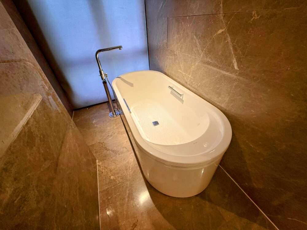 バスルーム奥にある独立型のバスタブ。窓の向こうに紫禁城と景山公園を望むことができる。