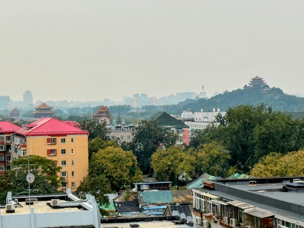 客室から望む景色。遠くに紫禁城の屋根や景山公園、白塔が見えるシティビュー。
