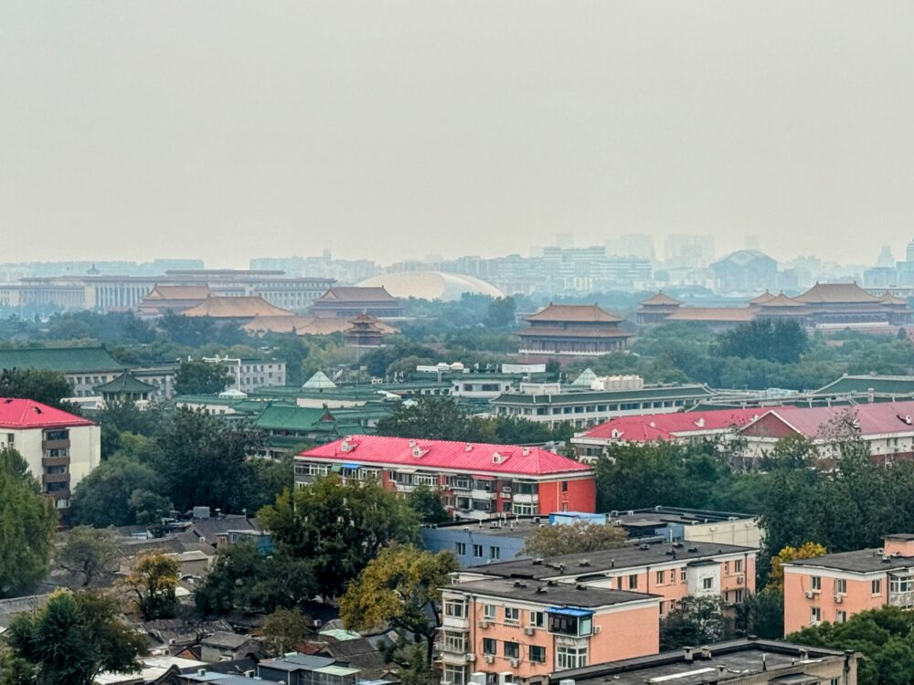 クラブラウンジから見える昼の紫禁城。赤い屋根が連なり、北京の街並みと調和した壮観な眺め。