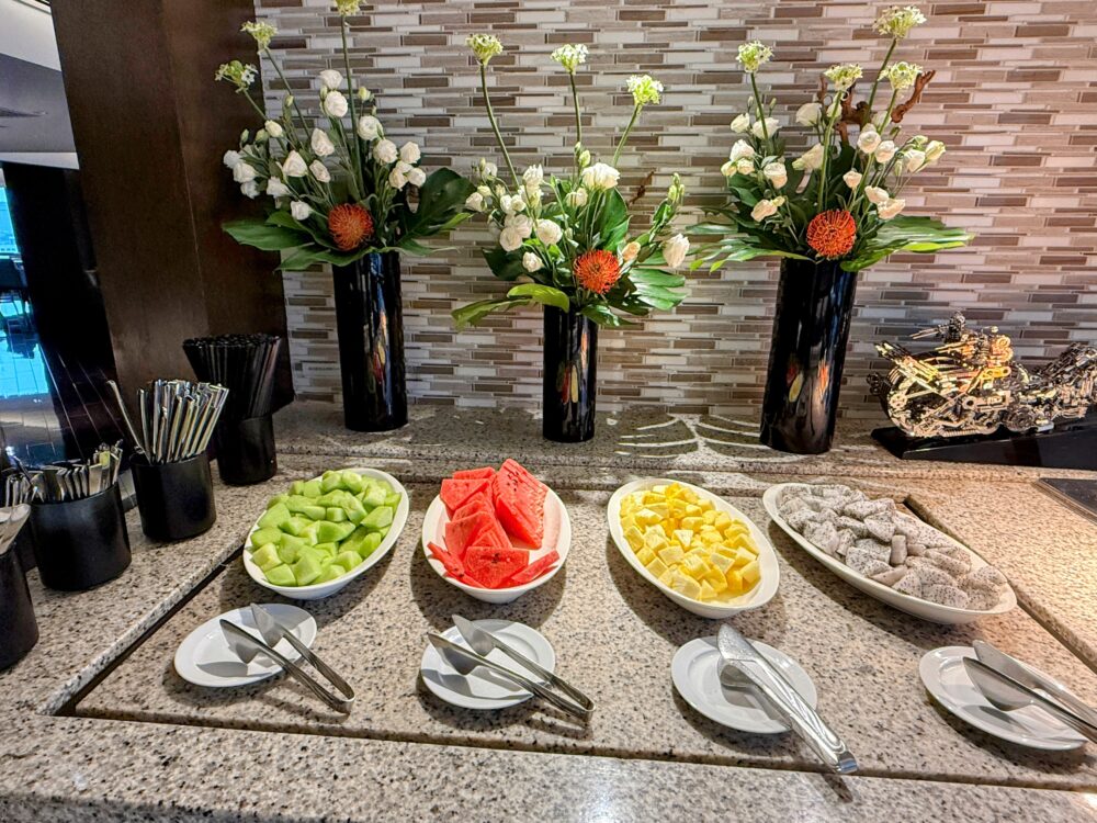 フルーツコーナー：メロン、スイカ、パイナップル、ドラゴンフルーツが並ぶカラフルな盛り付け