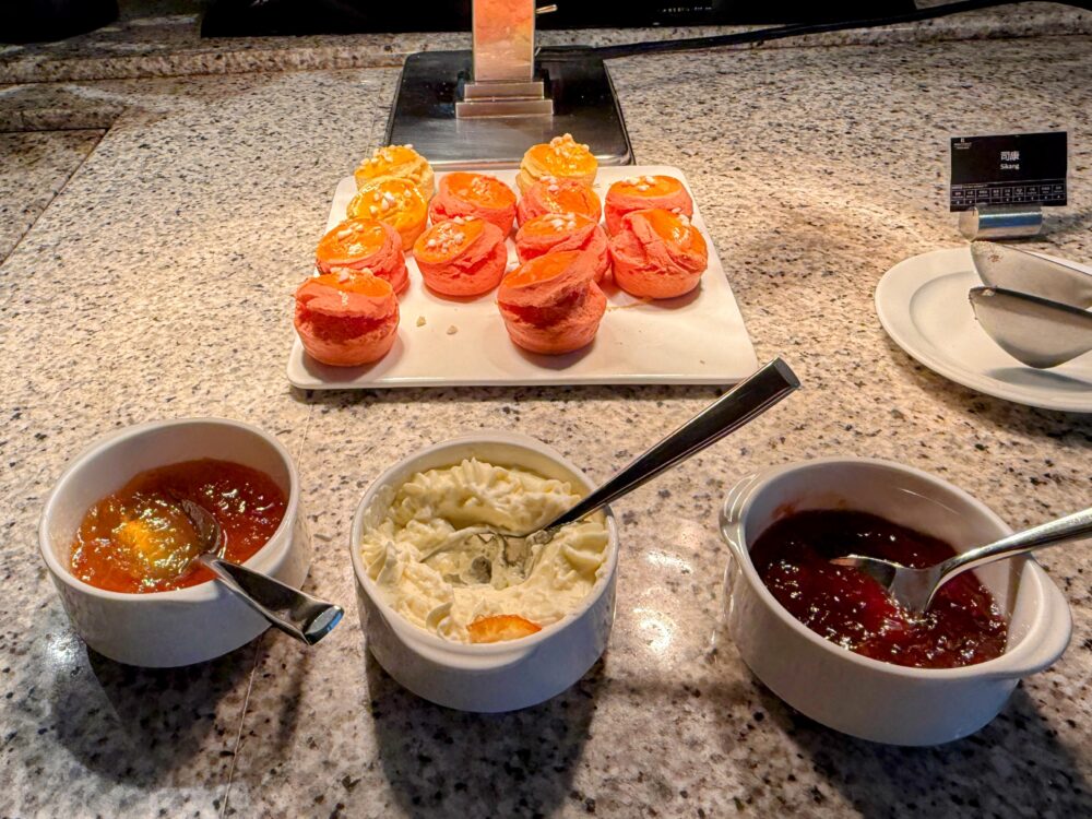 スコーンとジャム：3種類のジャムとクロテッドクリームが添えられたスコーン