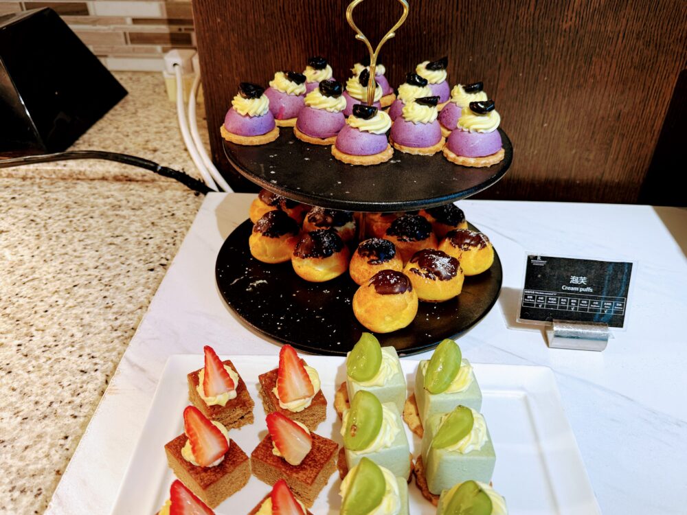 プチシュー＆苺ケーキのクローズアップ