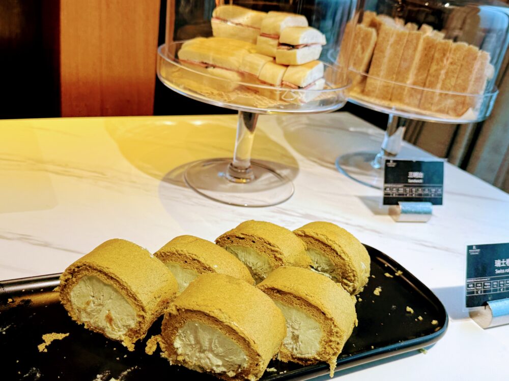 抹茶ロールケーキとサンドイッチ