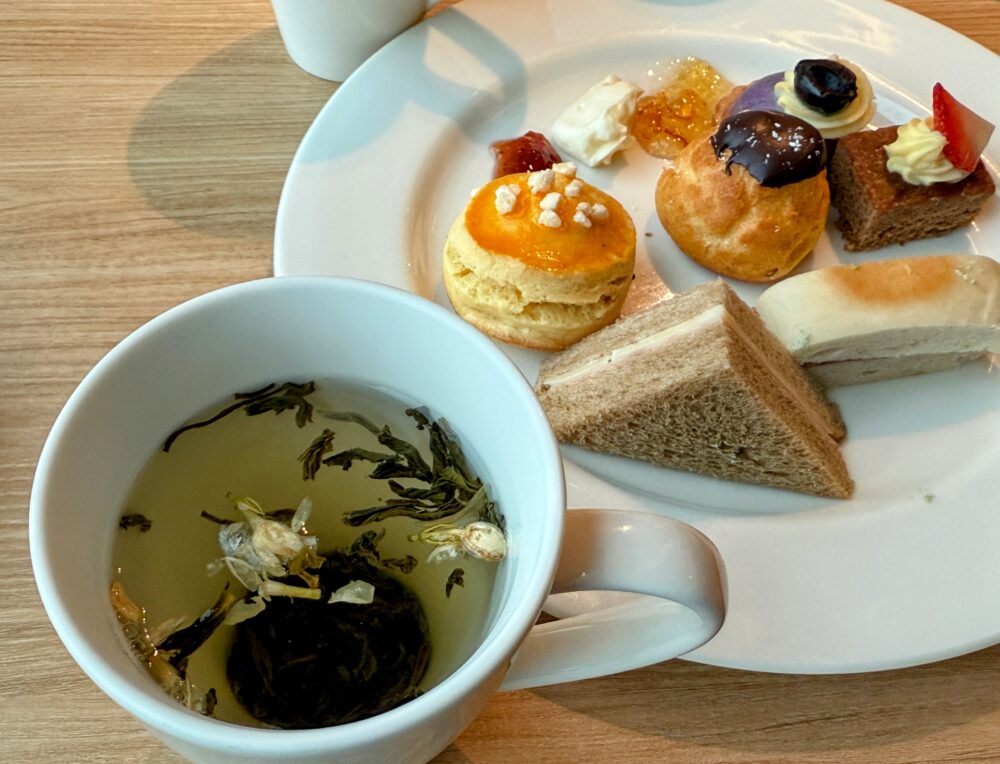 実際にいただいた菊花茶とスイーツプレート