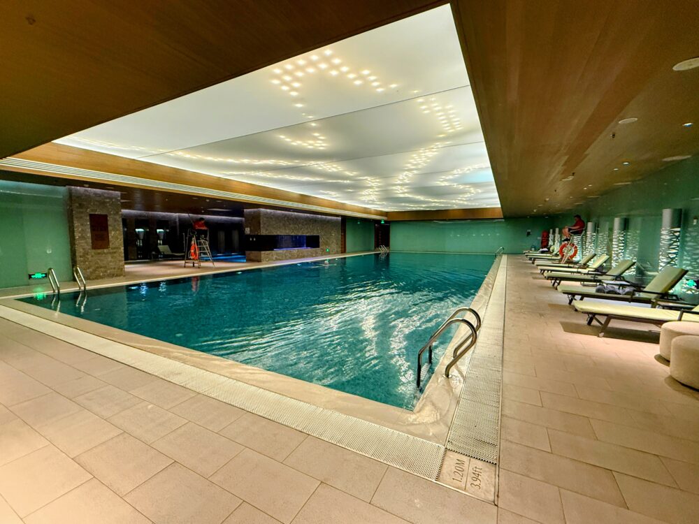 落ち着いた照明が印象的な屋内プール全景