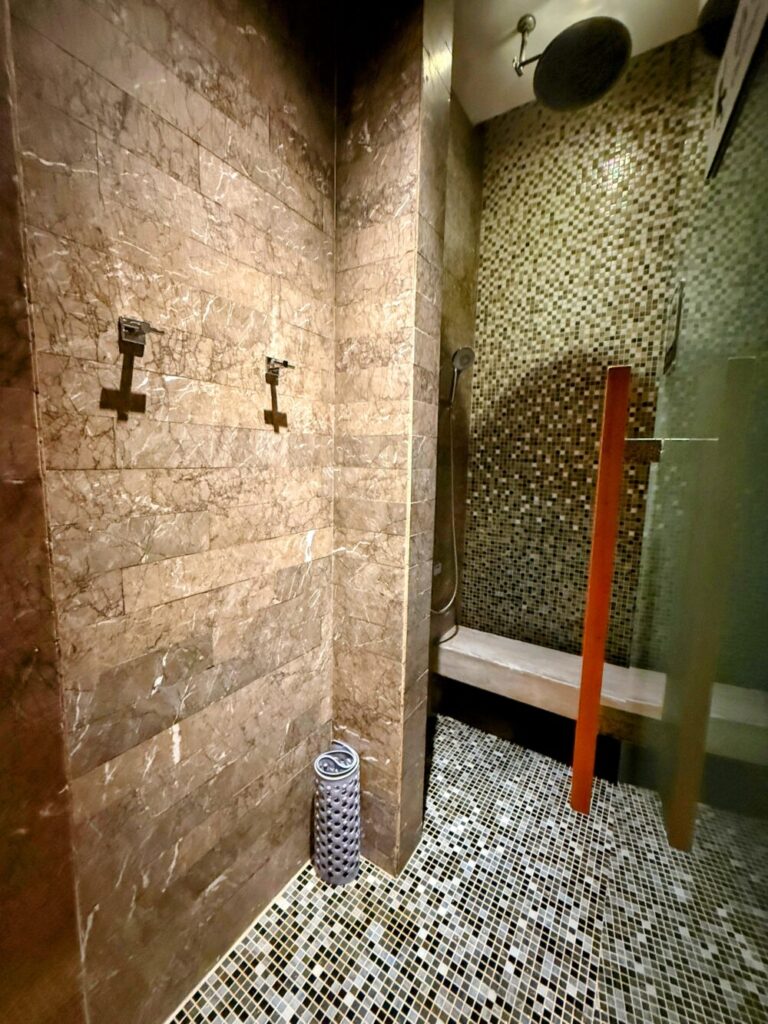 清潔感のあるシャワールーム