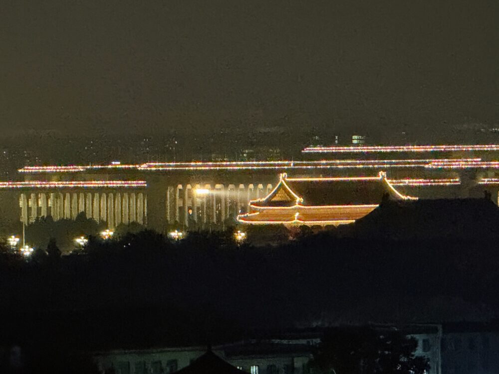 クラブラウンジから望む夜の紫禁城。ライトアップされた屋根が美しく浮かび上がる幻想的な光景。