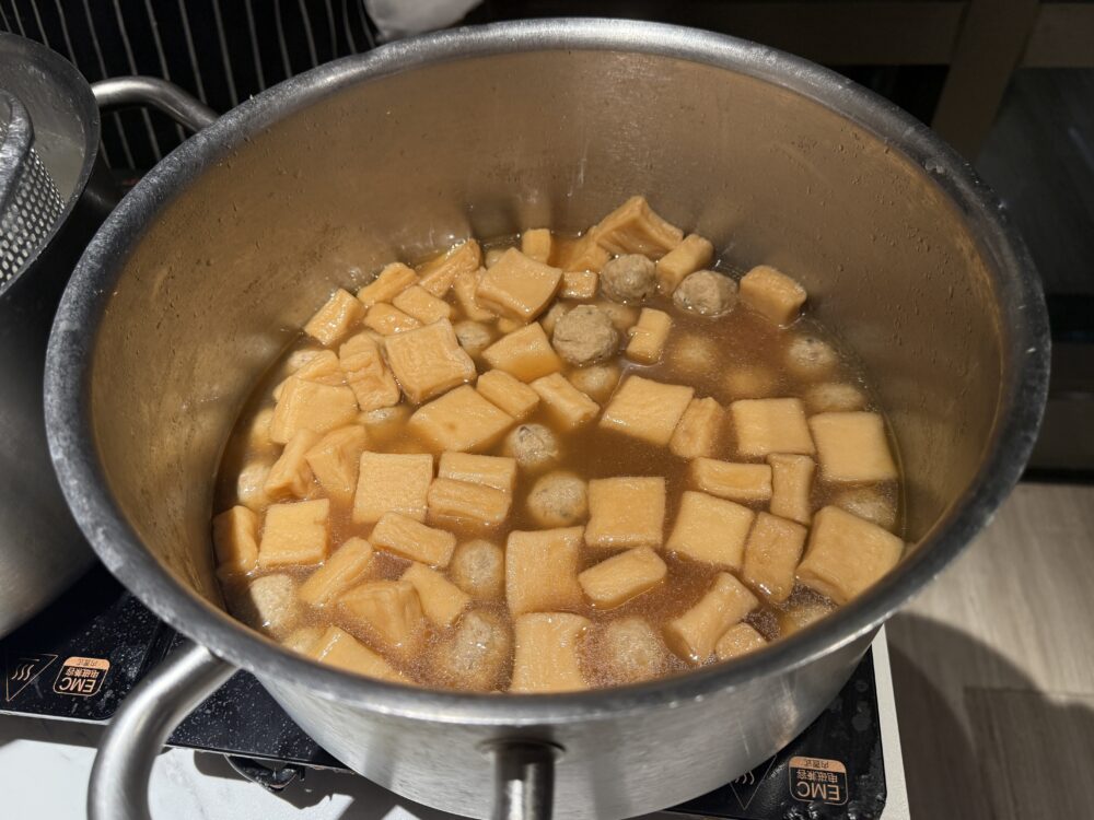 フォーステーション：鍋の中の具材：豆腐や肉団子がたっぷり入ったスープベース