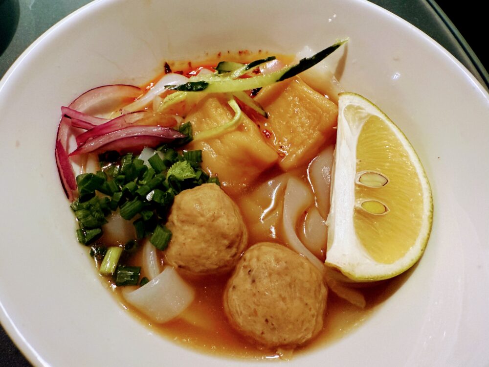 出来上がったフォー：ライムを添えた具だくさんのベトナム風ヌードル