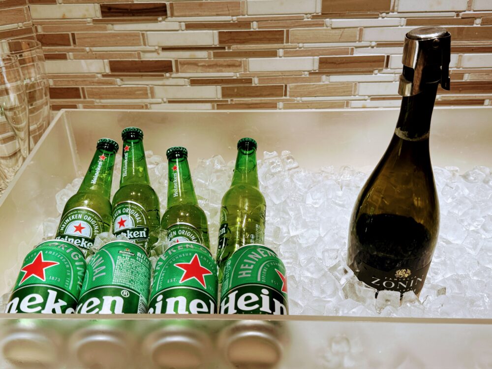 ハイネケンとスパークリングワインのボトルが氷で冷やされたドリンクコーナー