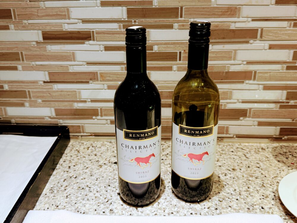 赤・白ワイン「Renmano Chairman’s Selection」ボトルが並ぶテーブル