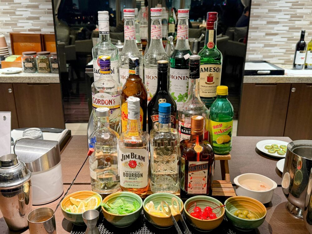 バーカウンター：各種スピリッツとリキュール、カクテル用のレモン・ミント・チェリーが並ぶ