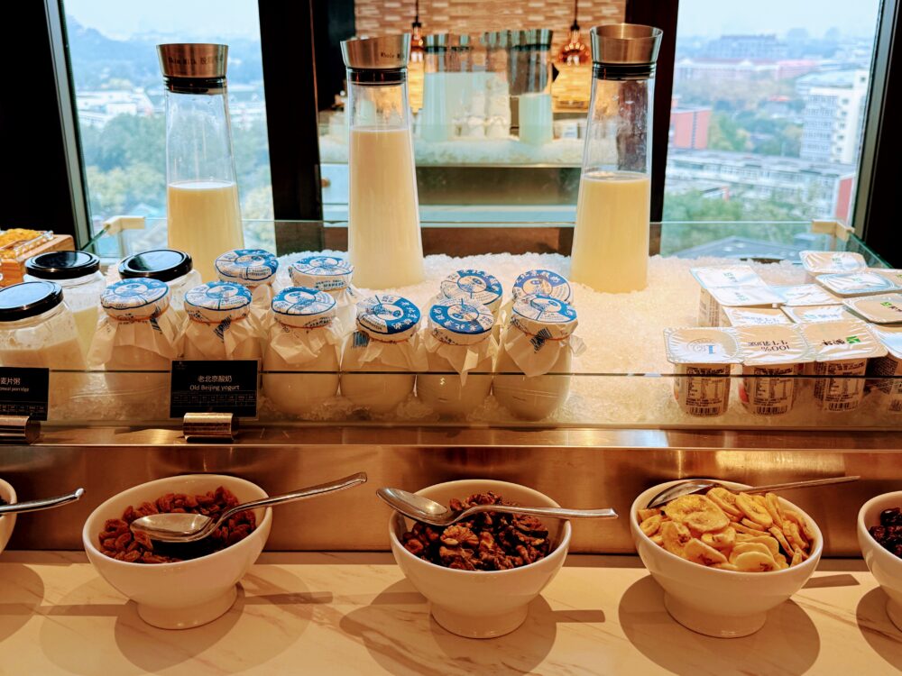 牛乳、ヨーグルト、ドライフルーツ