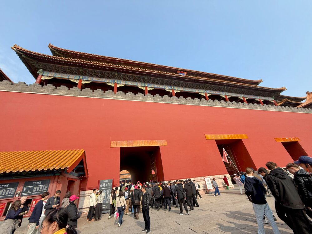 赤壁と金色の屋根を持つ太和門を正面から撮影した写真。多くの観光客が門へ向かって進む様子が写っている。