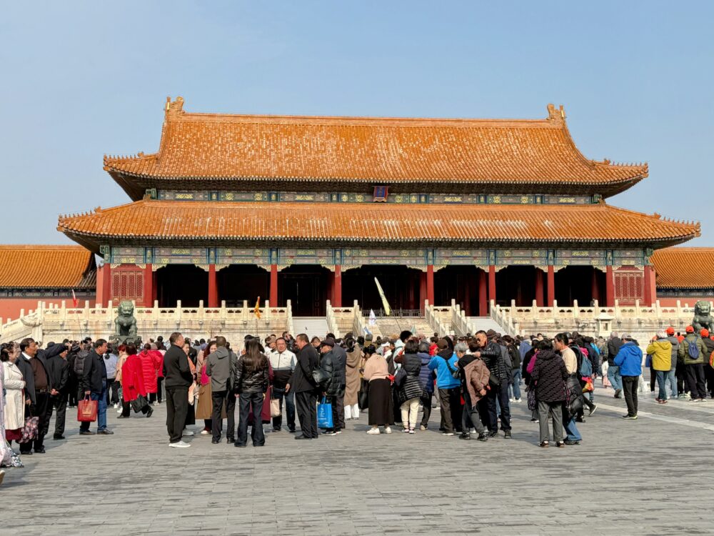 太和門前の広場で多くの観光客が集まっている様子。赤壁と大きな門が背景に写る混雑シーン。