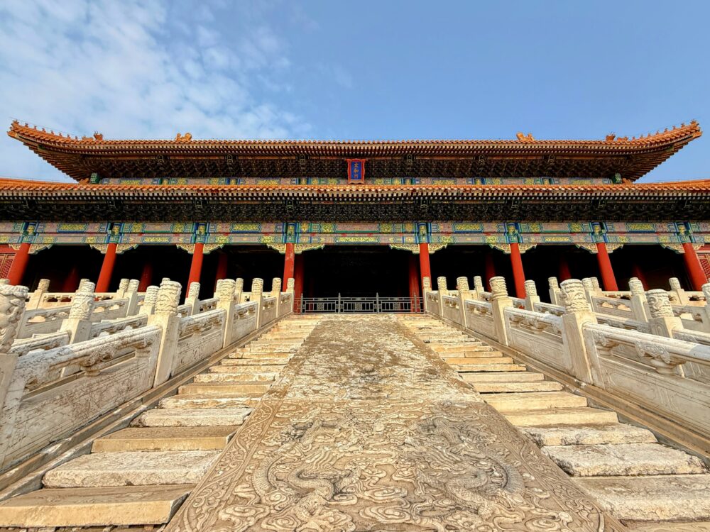 太和門へ続く壇の中央に刻まれた龍のレリーフ。細かい彫刻が施された石段が門へ向かって伸びている。