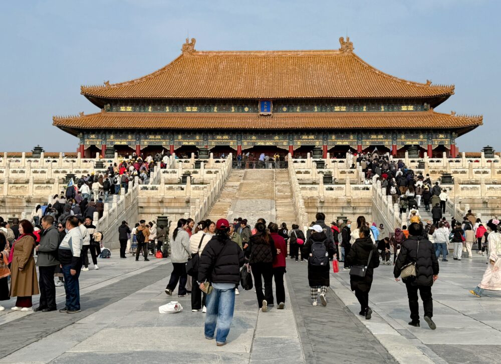 多くの観光客で賑わう紫禁城の太和殿前の様子