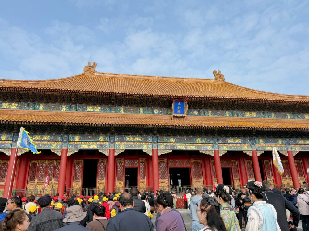 金色の屋根と重厚な構造を持つ太和殿を正面から撮影した写真。階段と石畳の広場が手前に広がる。