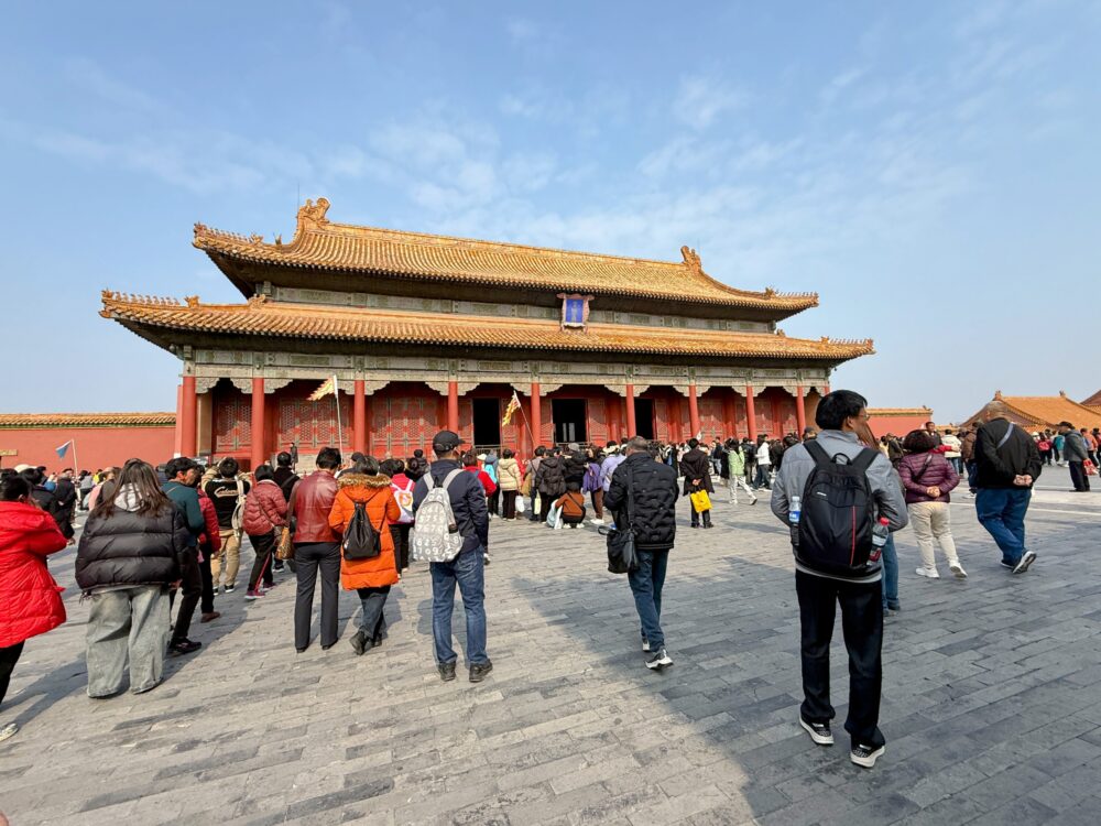 保和殿の外観を正面から撮影した写真。広場には多くの観光客が集まり、赤い外壁と金色の大屋根が皇帝の式典会場だった建物の存在感を示している。